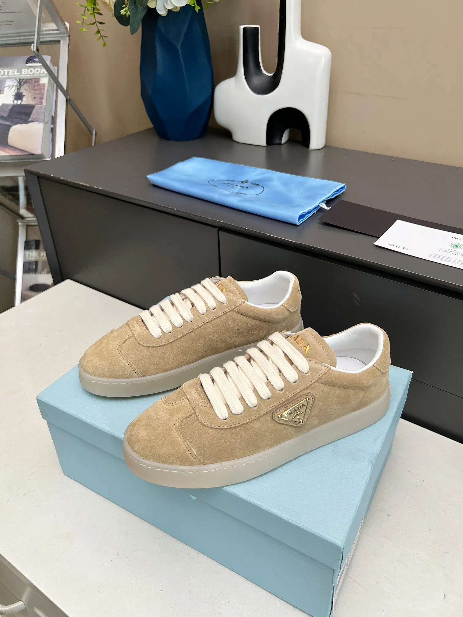 👟👟Ex-factory price 480👟👟 2024 Prada/Prada "couples" metal logo decorated Lane leather sneakers. This sneaker is fashionable and simple, showing the full integration of minimalist style and sports personality. Easy to wear and durable, artistic retro style. Leather material: original imported cowhide. Lining: sheepskin lining. Shoe logo: enamel-coated triangular metal logo. Size: 35-45 (female 41, male 45, custom-made, non-returnable).